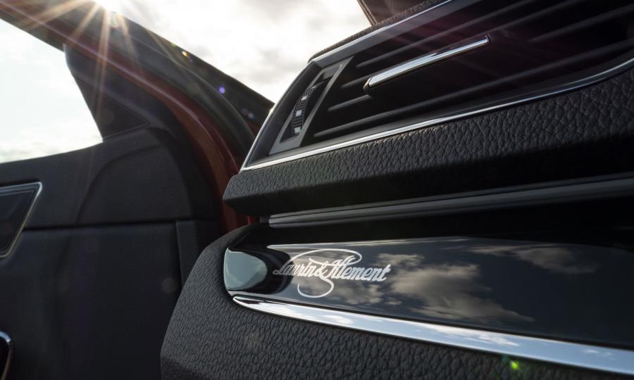 Детали интерьера Skoda Superb Laurin & Klement 2019 года  (UK) (фото 3 из 30)